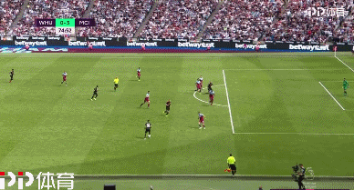 特维斯率塔列雷斯对阵博卡，赛后收到博卡赠送的纪念球衣